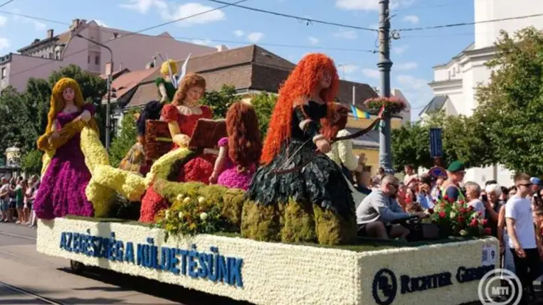 Virágkompozíciók, táncosok, zenészek, mutatványosok vonultak fel a debreceni virágkarneválon