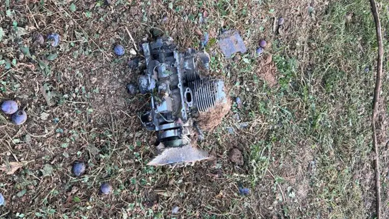 Kárpátalja felett lezuhant egy orosz drón a Huszti járásban. Szerencsére áldozatok nincsenek, de egy épület és az elektromos hálózat is megsérült. Fotó: facebook.com/MyroslavBiletskyi.official