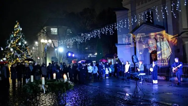 A cserkészek idén is elhozták Beregszászba a betlehemi lángot - A békelángról gyújtották meg az öröm gyertyáját