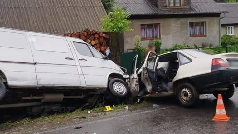 Egy 61 éves nő életét vesztette, három utasa megsérült egy közlekedési balesetben Kosztilivkánál, Rahó közelében. A sofőrt őrizetbe vették. Fotó: Ukrán Nemzeti Rendőrség