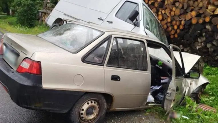 Egy 61 éves nő életét vesztette, három utasa megsérült egy közlekedési balesetben Kosztilivkánál, Rahó közelében. A sofőrt őrizetbe vették. Fotó: Ukrán Nemzeti Rendőrség