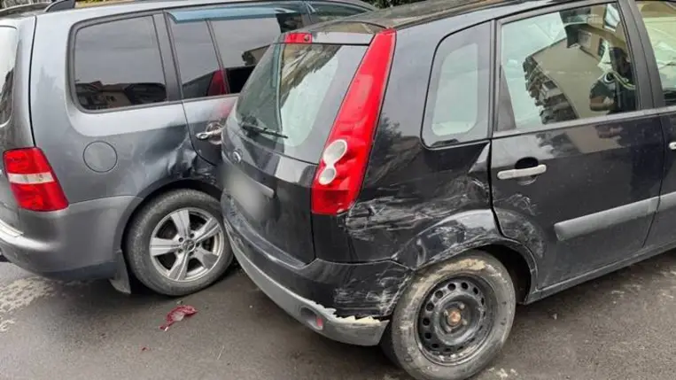 2,9 ezrelékes véralkoholszinttel ült volán mögé egy nő Ungváron, négy autót rongált meg, majd fának hajtott. Fotó: Kárpátaljai Járőrszolgálat