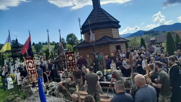 Július 12-én Jaszinyán végső búcsút vettek Andrij Popadicstól, aki 2022 óta szolgált a hadseregben, és sebesülése következtében halt meg 2025 júliusában. Fotó: Jaszinyai kistérség