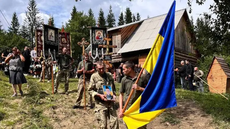 Július 12-én Jaszinyán végső búcsút vettek Andrij Popadicstól, aki 2022 óta szolgált a hadseregben, és sebesülése következtében halt meg 2025 júliusában. Fotó: Jaszinyai kistérség