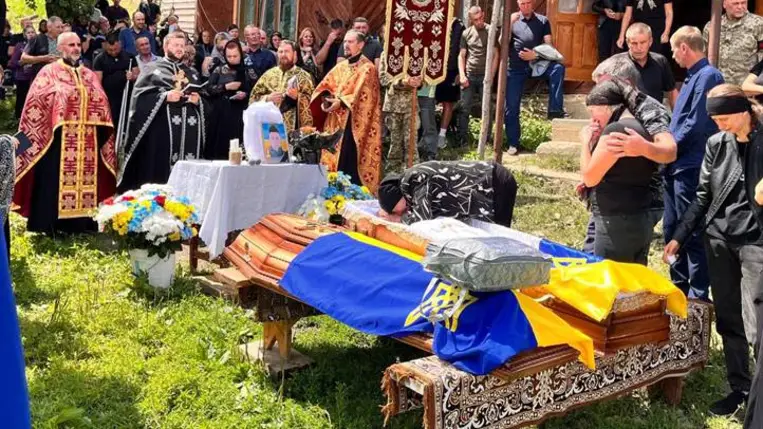 Július 12-én Jaszinyán végső búcsút vettek Andrij Popadicstól, aki 2022 óta szolgált a hadseregben, és sebesülése következtében halt meg 2025 júliusában. Fotó: Jaszinyai kistérség