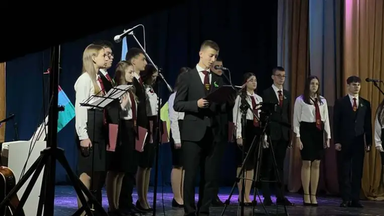 Szalagavató a Nagyberegi Református Líceumban - „Erős torony az Úr neve”