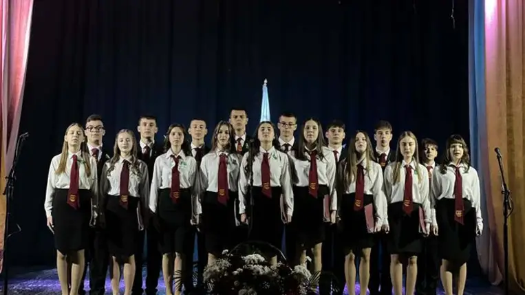 Szalagavató a Nagyberegi Református Líceumban - „Erős torony az Úr neve”