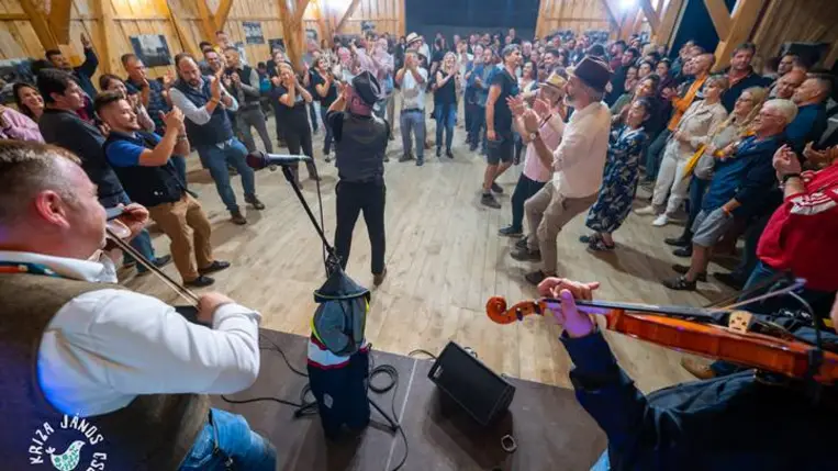 A népi kultúra apostolai Tusványoson - A Kriza János Csűrben fáradhatatlanul. Fotó: Kinda Botond