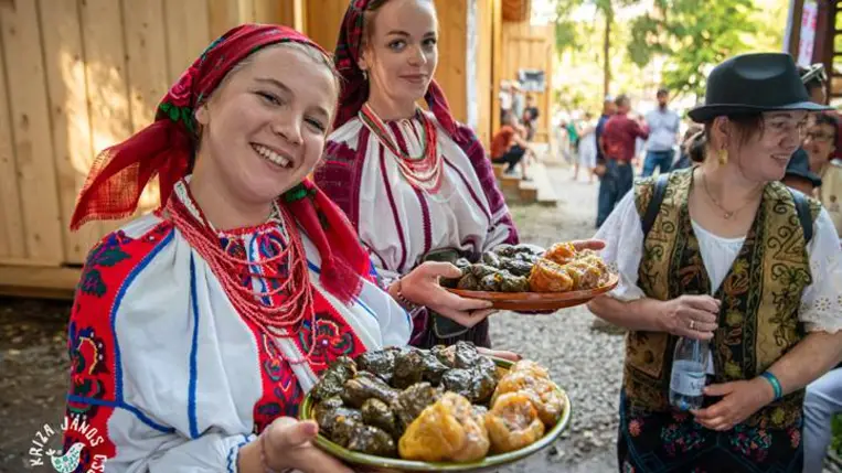 A népi kultúra apostolai Tusványoson - A Kriza János Csűrben fáradhatatlanul. Fotó: Kinda Botond