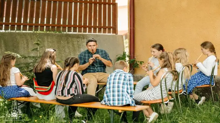 Jubileumi gyermeknap a Gyimesekben. Fotó: Erdélyi Hagyományok Háza