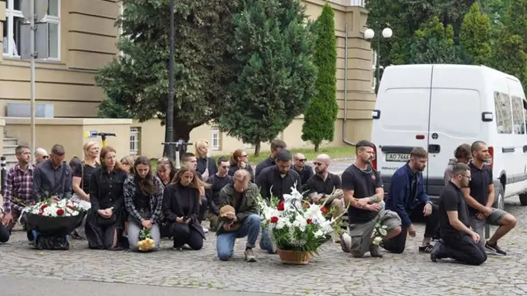 A 44 éves ukrán katona a fronton szerzett sérüléseibe halt bele. Július 11-én Ungváron, a Dicsőség Dombján temették el, családja és bajtársai jelenlétében. Fotó: Ungvári Városi Tanács