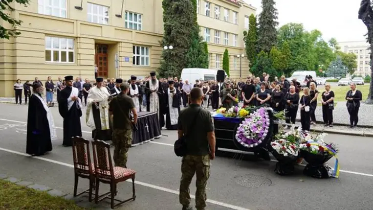 A 44 éves ukrán katona a fronton szerzett sérüléseibe halt bele. Július 11-én Ungváron, a Dicsőség Dombján temették el, családja és bajtársai jelenlétében. Fotó: Ungvári Városi Tanács