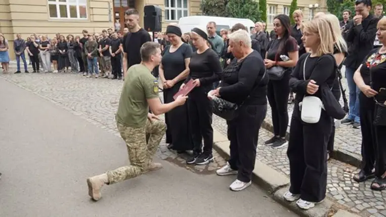 A 44 éves ukrán katona a fronton szerzett sérüléseibe halt bele. Július 11-én Ungváron, a Dicsőség Dombján temették el, családja és bajtársai jelenlétében. Fotó: Ungvári Városi Tanács