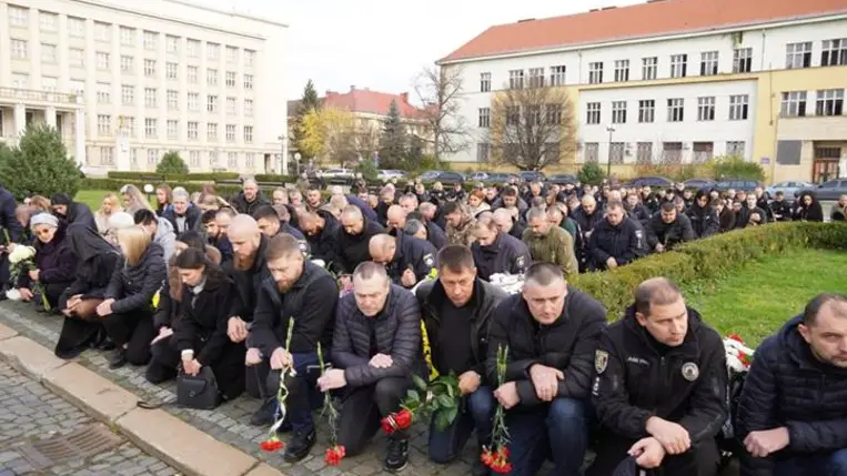 Ungvár gyászol: végső búcsút vettek a 26 éves hőstől, Jurij Vaszilizsenkótól. Fotó: Ungvári Városi Tanács