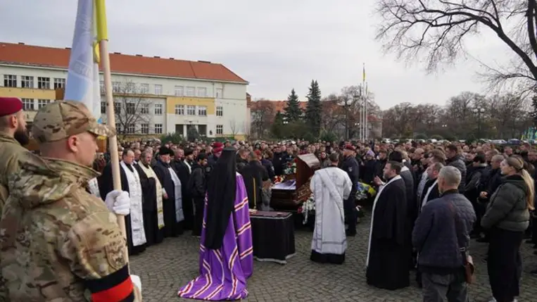 Ungvár gyászol: végső búcsút vettek a 26 éves hőstől, Jurij Vaszilizsenkótól. Fotó: Ungvári Városi Tanács