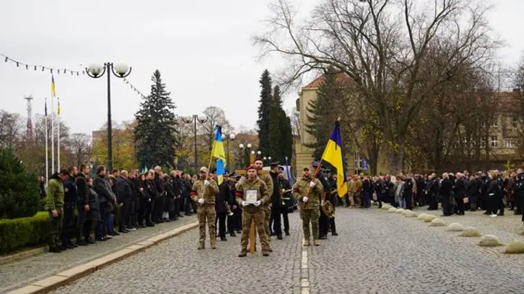 Ungvár gyászol: végső búcsút vettek a 26 éves hőstől, Jurij Vaszilizsenkótól. Fotó: Ungvári Városi Tanács