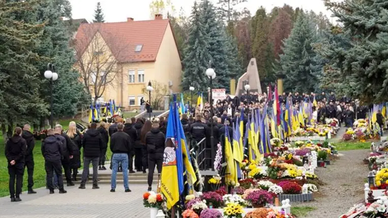 Ungvár gyászol: végső búcsút vettek a 26 éves hőstől, Jurij Vaszilizsenkótól. Fotó: Ungvári Városi Tanács