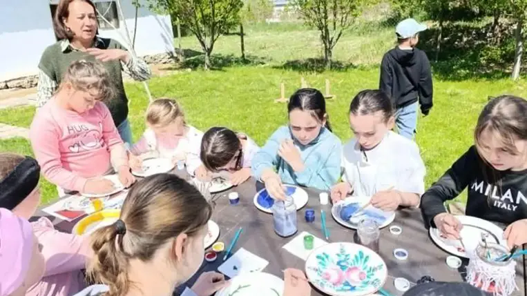 Élő hagyomány a Nagyberegi Tájházban - Májusfaállítás, orgonaillat, kemencemeleg