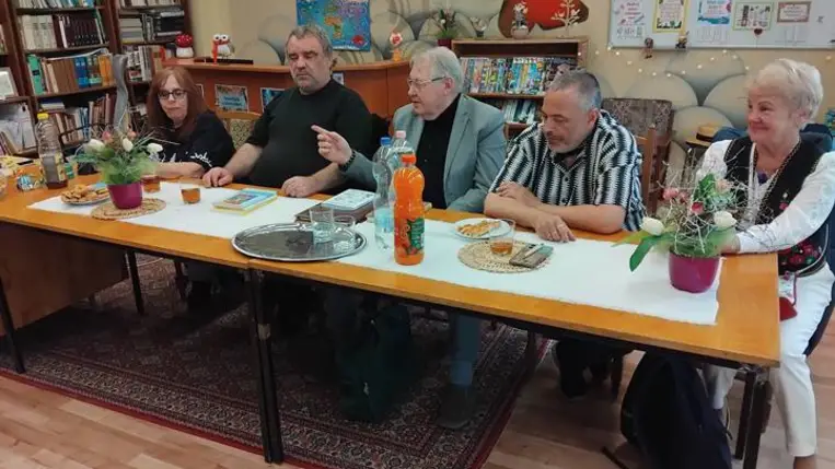 Iskolalátogatáson a Mitracsek Presszó csapata