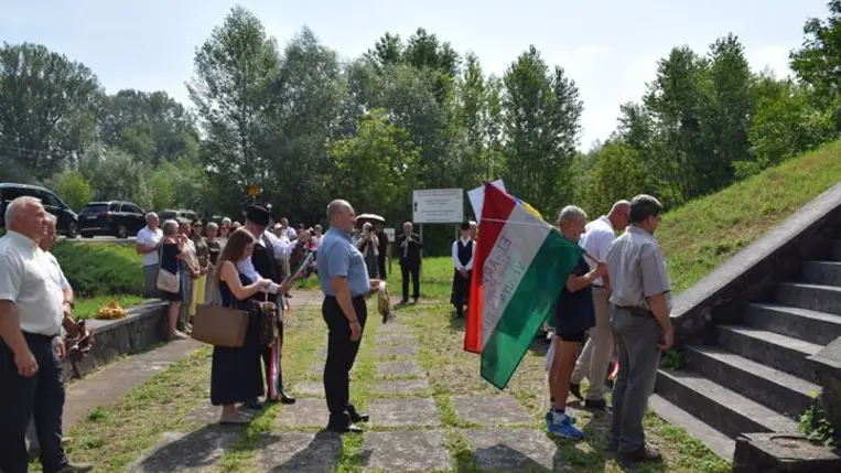 Csöndes főhajtás a tiszaújlaki turulmadaras emlékműnél - Rákóczi, a magyar szabadság- és hazaszeretet jelképe
