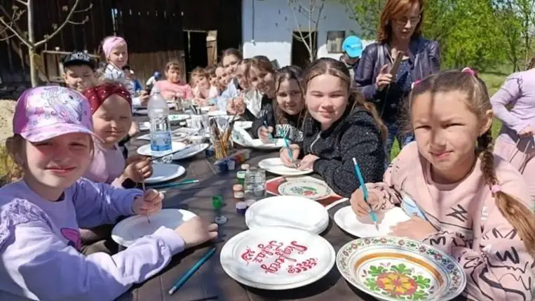 Élő hagyomány a Nagyberegi Tájházban - Májusfaállítás, orgonaillat, kemencemeleg