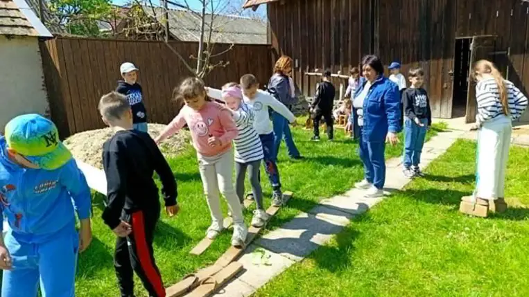 Élő hagyomány a Nagyberegi Tájházban - Májusfaállítás, orgonaillat, kemencemeleg