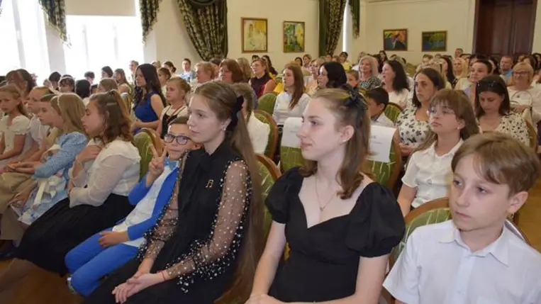 Oklevélátadás és koncert a Rákóczi Egyetemen - Nyelvi akadálymentesítés és zenevarázslat