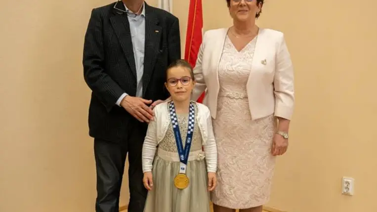 Horváth Andrea gokartversenyző, FIA Elnöki Éremben részesült. Fotó: Hajóka SportFotó