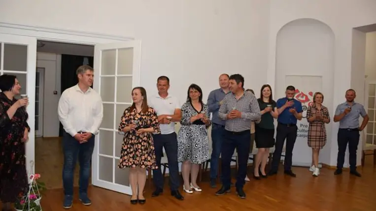 A szerelem ünnepe a nagycsaládosoknál - Szerenád, májusfa, egymásra figyelés