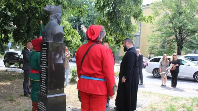 A zászlóbontás ünnepén - Történelmi folytonosság, hagyománytisztelet és megmaradás