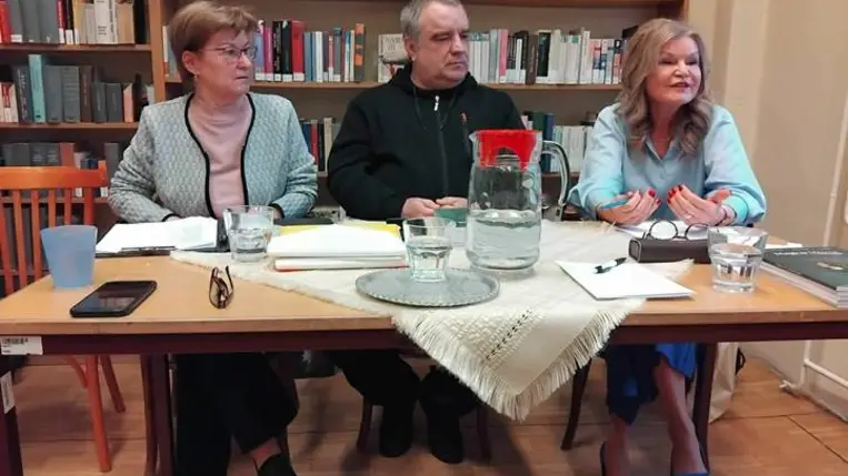 Újra kinyitott a Mitracsek Presszó - Párhuzamos életrajzok a kortárs magyar irodalomban