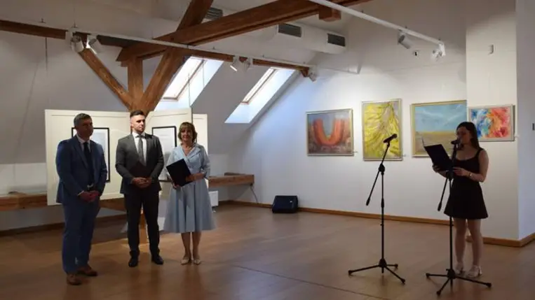 Csepeli Okszána „Itthonról haza” című kiállítása a Munkácsy Mihály Magyar Házban - Hazatérő színek, hazataláló lélek