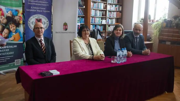 Átadták az első pedagógusigazolványokat Kárpátalján - Határokon átívelő megbecsülés