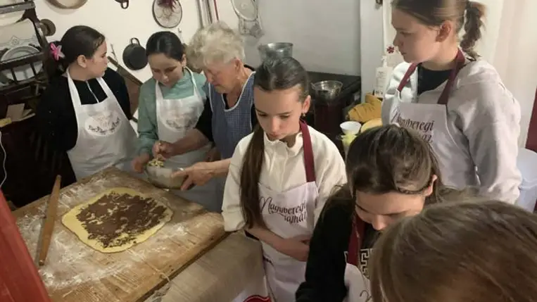 Élő hagyomány a Nagyberegi Tájházban - Májusfaállítás, orgonaillat, kemencemeleg