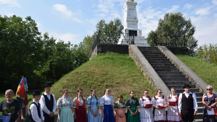Csöndes főhajtás a tiszaújlaki turulmadaras emlékműnél - Rákóczi, a magyar szabadság- és hazaszeretet jelképe