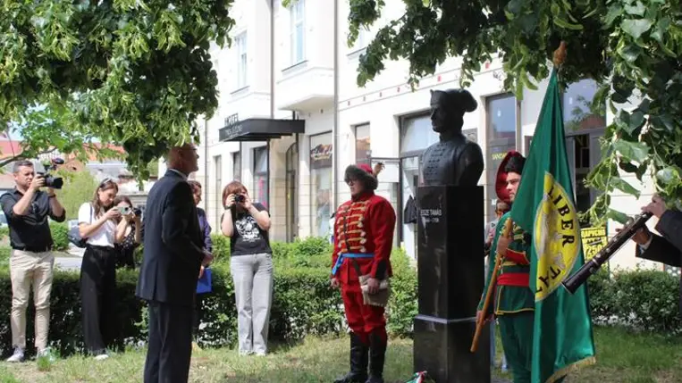 A zászlóbontás ünnepén - Történelmi folytonosság, hagyománytisztelet és megmaradás