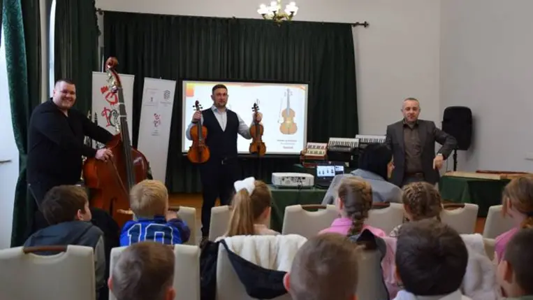Hangszerbemutató a beregardói Perényi Kultúrkúriában - Nem csak a muzsikusnak van dalból a lelke