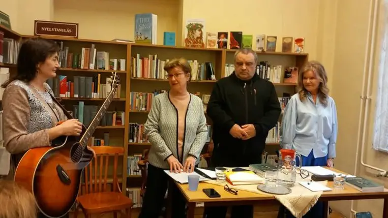 Újra kinyitott a Mitracsek Presszó - Párhuzamos életrajzok a kortárs magyar irodalomban