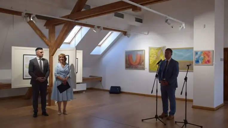 Csepeli Okszána „Itthonról haza” című kiállítása a Munkácsy Mihály Magyar Házban - Hazatérő színek, hazataláló lélek