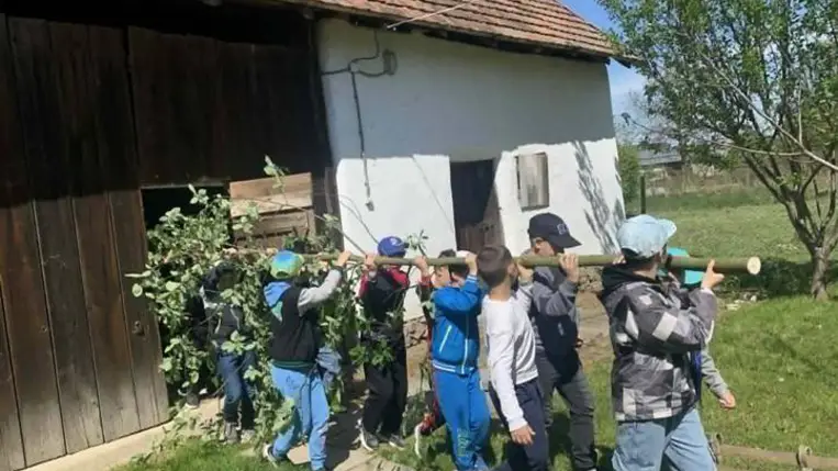 Élő hagyomány a Nagyberegi Tájházban - Májusfaállítás, orgonaillat, kemencemeleg