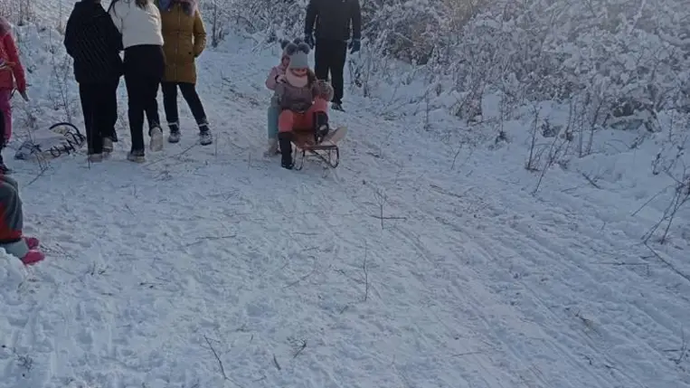Szánkóznak a beregardói hittanos gyerekek