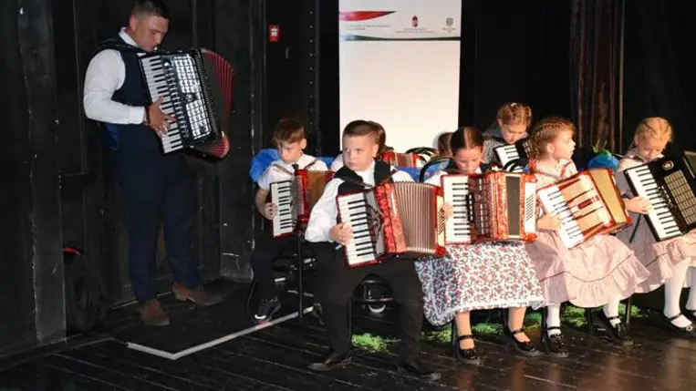 A tízéves Beregszászi Rezeda Folkműhely gálaműsorán - Tánc, zene, közösség
