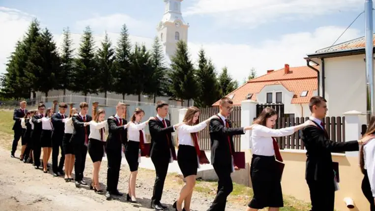 Ballagási ünnepség a Nagyberegi Református Líceumban - Erős torony az Isten.  Fotó: Torisnya Fruzsina