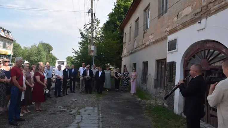 Csöndes főhajtás a tiszaújlaki turulmadaras emlékműnél - Rákóczi, a magyar szabadság- és hazaszeretet jelképe