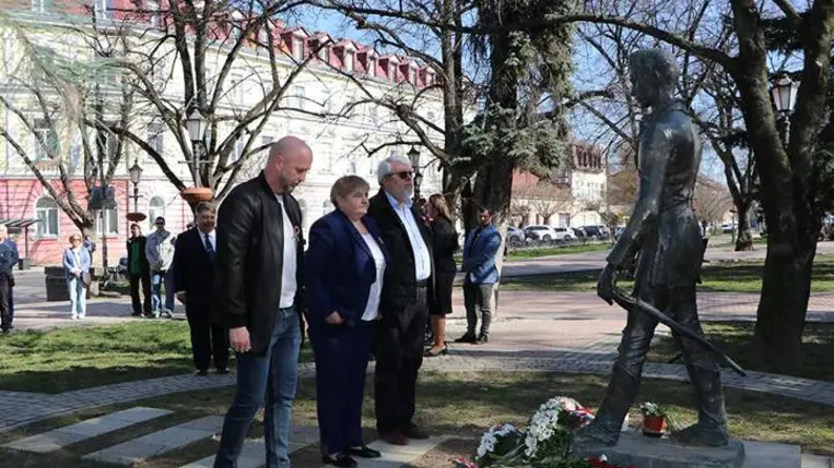 Megemlékezés Ungváron a Petőfi-szobornál - „Legyen béke, szabadság és egyetértés!”