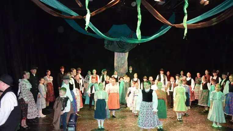 A tízéves Beregszászi Rezeda Folkműhely gálaműsorán - Tánc, zene, közösség