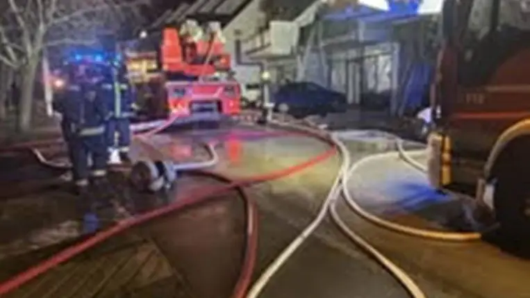 Lángba borult Budakeszin egy munkásszálló, halottakat találtak a romok között