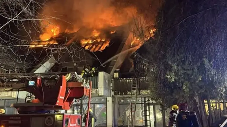 Lángba borult Budakeszin egy munkásszálló, halottakat találtak a romok között