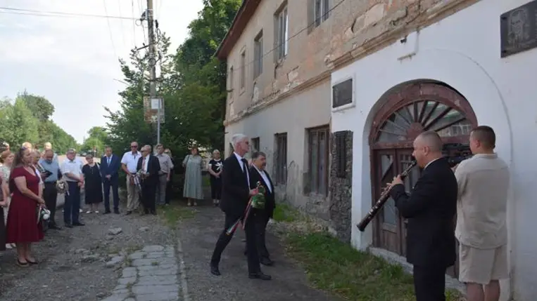 Csöndes főhajtás a tiszaújlaki turulmadaras emlékműnél - Rákóczi, a magyar szabadság- és hazaszeretet jelképe