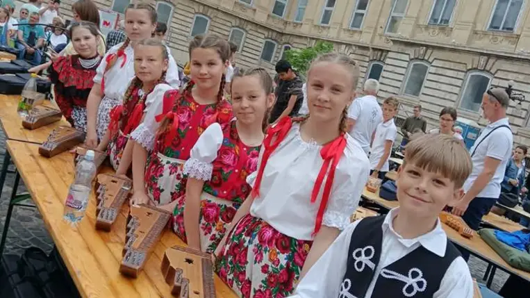 Kárpátaljai citerások is részesei a Guinness-világrekordnak - Összeállt a világ legnagyobb citeraegyüttese